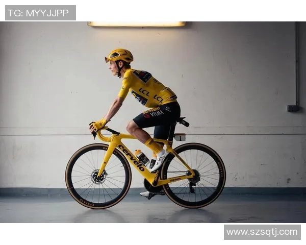 足球明星骑行训练时刻展现拼搏精神与运动魅力的精彩瞬间